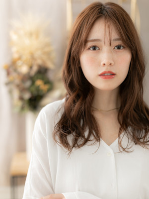 シンメトリー抜け感くせ毛風レイヤーパーマ　ウォームベージュ