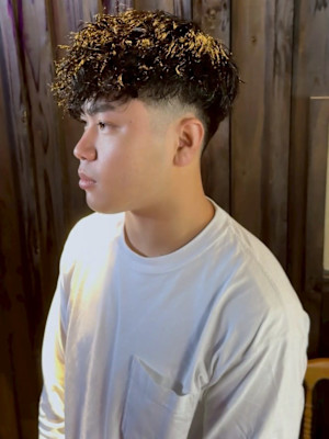 スパイラルパーマ ツーブロック フェードカット 刈り上げ