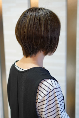 大人女性の白髪ぼかしレイヤーボブ