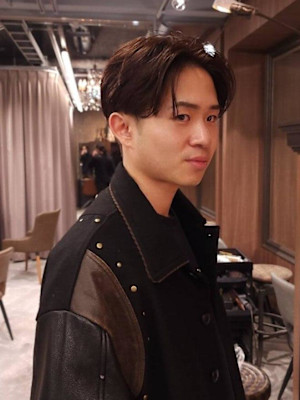 前下がりのショートヘア