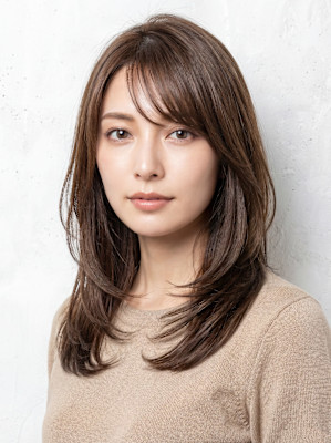 【上品×小顔】柔らかく揺れる、大人フェミニンなレイヤーミディ