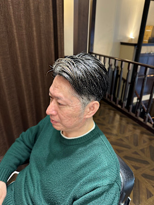 40代白髪を活かしたハイライト風センターパート