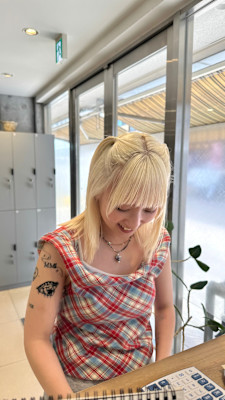 視線を集めるハイトーンブロンドカラー