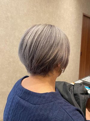 脱白髪染め/大人のグレイヘア