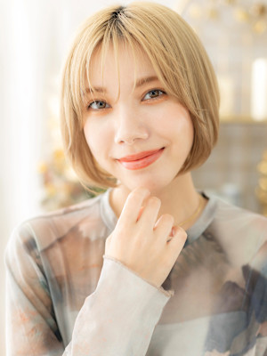 小顔丸みボブレイヤーショート全頭ブリーチ　シャギーショートb