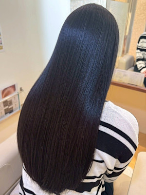 黒髪ロングヘア 髪質改善ストレート サラツヤ トリートメント