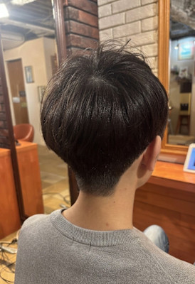 襟足をスッキリ刈り上げた丸みマッシュ【119スタイル】