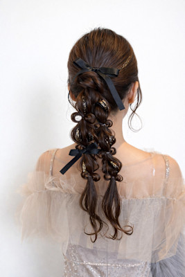 お呼ばれヘア編みおろしツインパールアレンジ結婚式ヘア