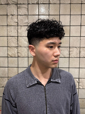 【スキンフェード×無造作カール】トレンドパーマ