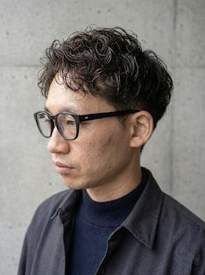 眼鏡が似合う！大人の色気漂う無造作パーマ♯46