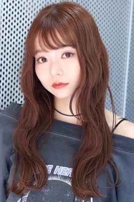 ナチュラルな柔らかさが魅力のロングスタイル