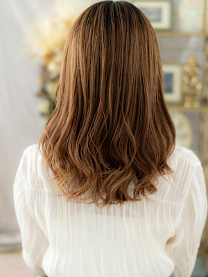 細めハイライトS字カールゆるふわセミディ　ミルクブラウンb