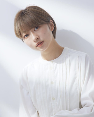 高明度カラー×耳にかけても可愛いショート