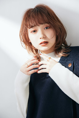 くびれが可愛いミディアムウルフ　イルミナカラー　