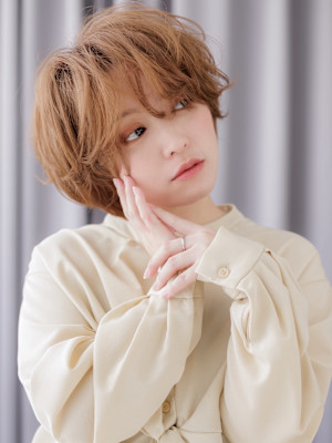 大人ガーリー小顔フェザーショートマッシュパーマ10代20代