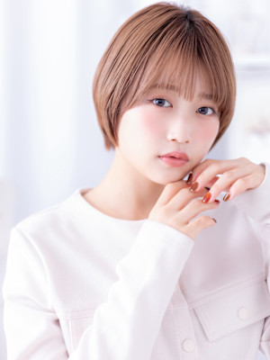 ツヤ感ローズベージュ小顔コンパクトショート　ミルクブラウン