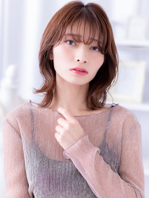 大人可愛いチェリーレッド外ハネくびれヘア　くびれミディアム