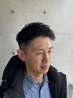 前髪を上げて爽やかに仕上げたビジネスショート。サイドと襟足は