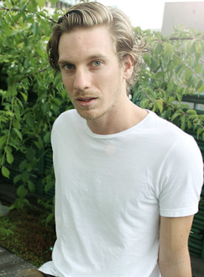 刈り上げセンターパートサーフカールフェザーパーママレットヘア