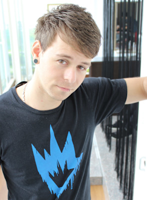 刈り上げセンターパートサーフカールフェザーパーママレットヘア