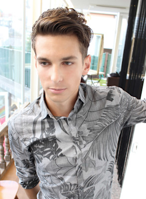 刈り上げセンターパートサーフカールフェザーパーママレットヘア