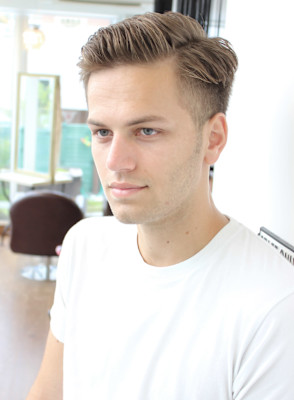 刈り上げセンターパートサーフカールフェザーパーママレットヘア