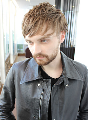 刈り上げセンターパートサーフカールフェザーパーママレットヘア