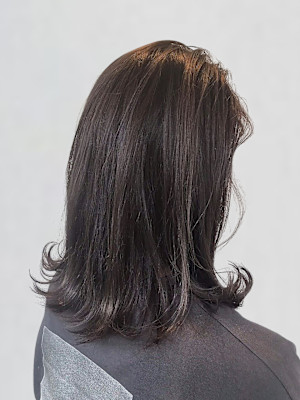 アッシュグレー 外ハネミディ 透明感カラー レイヤー 30代