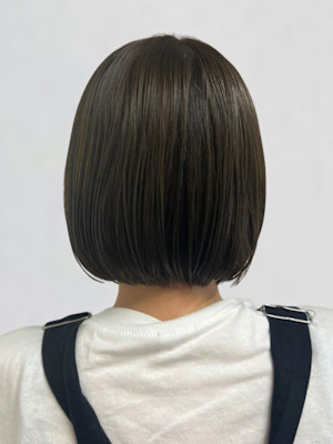 オリーブアッシュ 透明感カラー 髪質改善 切りっぱなしボブ