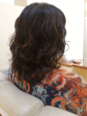 ニュアンスパーマ ミディアム レイヤーカット 似合わせ