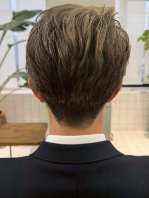 アッシュベージュ ハイトーン 刈り上げ ブリーチカラー