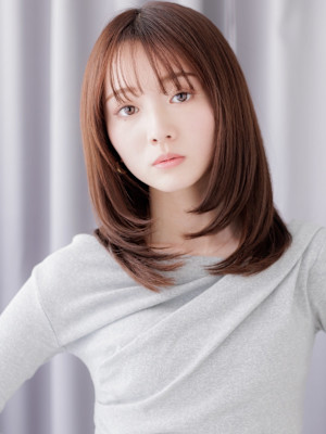 美髪バタフライカット大人美人ミディアムレイヤー30代40代