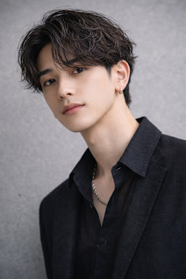 毛流れハンサムショートセンターパートメンズ黒髪爽やか