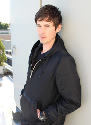 刈り上げセンターパートサーフカールフェザーパーママレットヘア