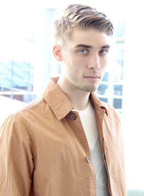 刈り上げセンターパートサーフカールフェザーパーママレットヘア