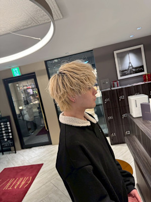 無造作ハイトーンショート