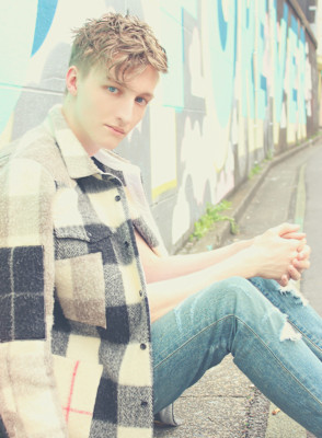 リバースセンターパート刈り上げセンターパートサーフカール