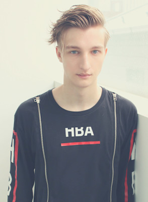 刈り上げセンターパートサーフカールフェザーパーママレットヘア