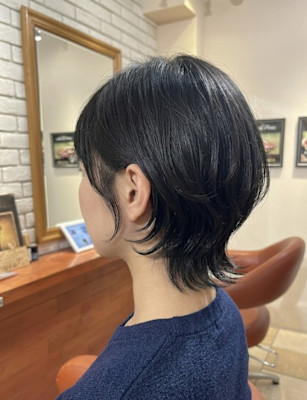 首元を綺麗に見せる外ハネウルフ【159スタイル】