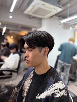 ナチュラル毛流れセンターパート×刈り上げメンズヘア