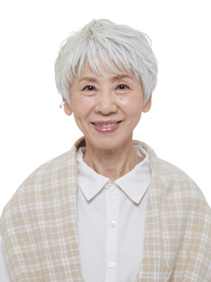 エレガントに白髪を楽しむ！大人のエレガントショートヘア