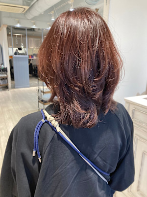 ピンクブラウンくせを活かしたくびれウルフミディアム