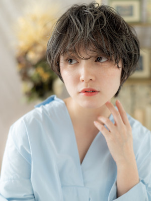 スモーキーカラーくせ毛風プードルボブパーマ　ダークグレージュ