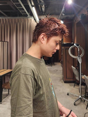 オレンジブラウンのスパイキーショート