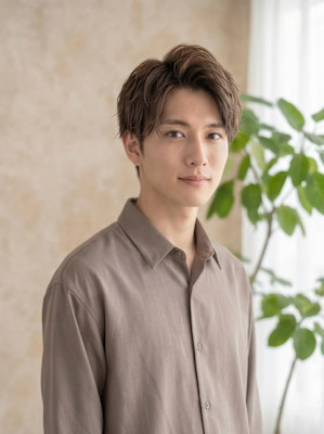 好感度と色気を両立。王道ナチュラルセンターパート