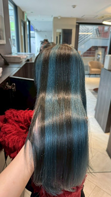 暗髪でも透けるブルーカラー