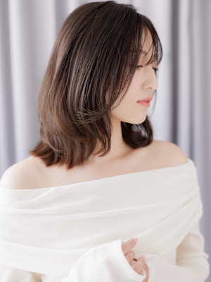 黒髪アッシュくびれミディアムレイヤーウルフカット30代40代