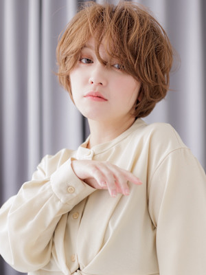 ミルクブラウン小顔フェザーショートマッシュパーマ10代20代