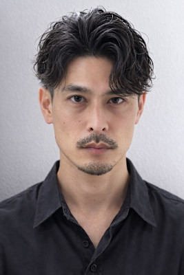 毛流れハンサムショートセンターパートメンズ黒髪爽やか