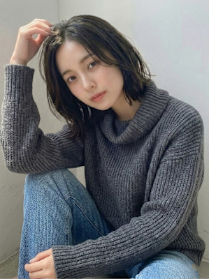 大人の抜け感。細めハイライトの切りっぱなしボブ